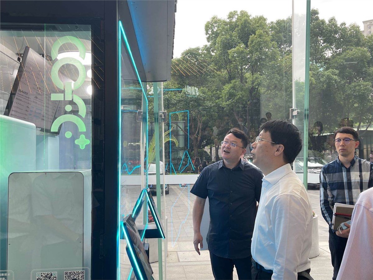 上海市委書記于邵良，親切視察COFE+機器人咖啡亭
